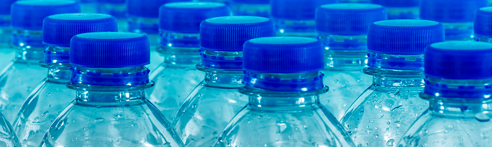 botellas de agua de plástico con tapón azul